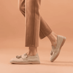 Mocassins plates souples en daim synthétique avec pompon