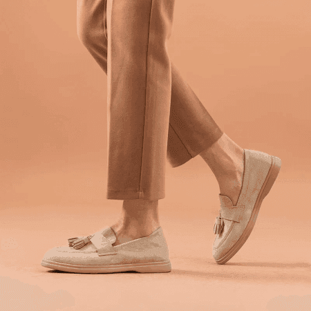 Mocassins plates souples en daim synthétique avec pompon