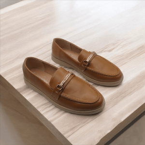 Mocassins à talon plat avec décor métallique