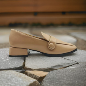 Mocassin à talon carré avec lanière décorative