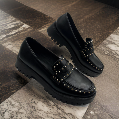 Mocassin avec des clous dorés décoration