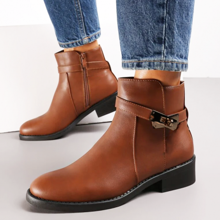 Bottines avec une sangle décorative et une boucle autour de la cheville