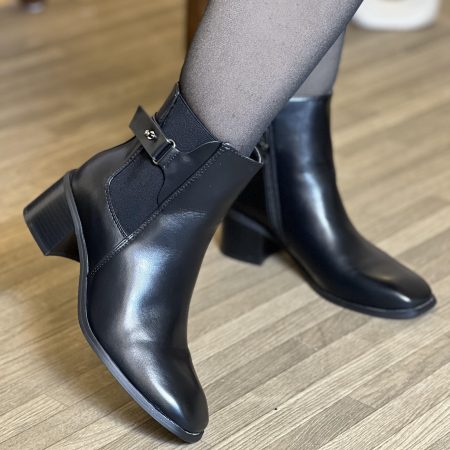 Bottines à talon bloc au style raffiné