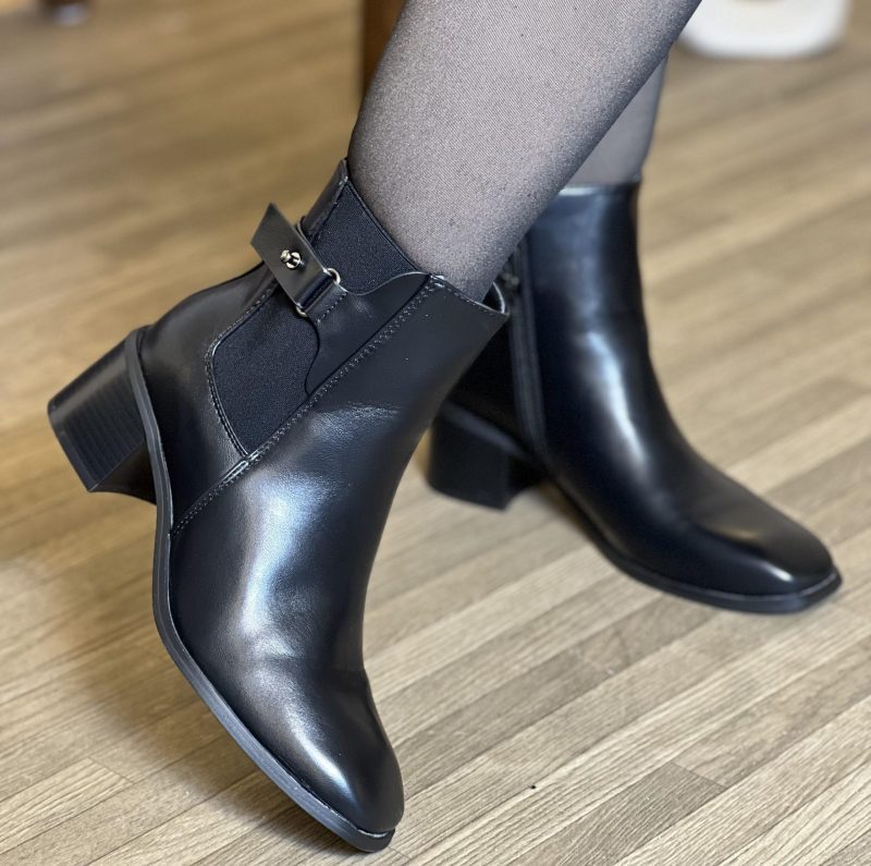 Bottines à talon bloc au style raffiné
