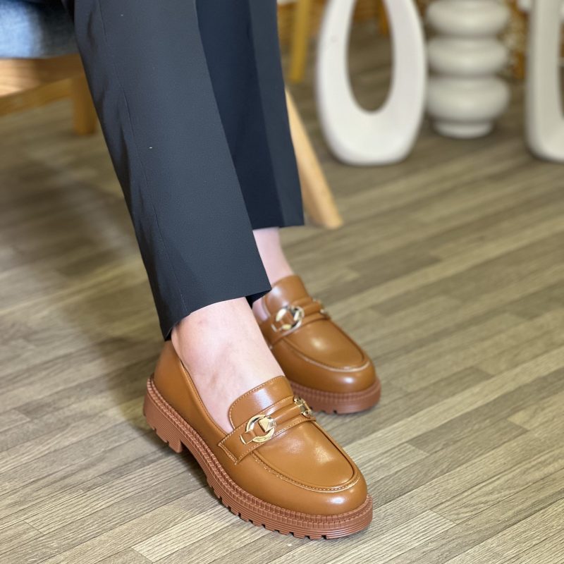 Mocassin tendance avec semelle crantée et ornement métallique élégant – Image 3