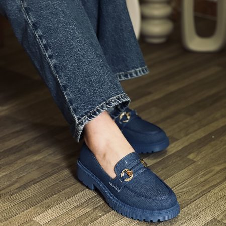 Mocassin tendance avec semelle crantée et ornement métallique élégant