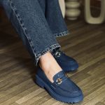 Mocassin tendance avec semelle crantée et ornement métallique élégant