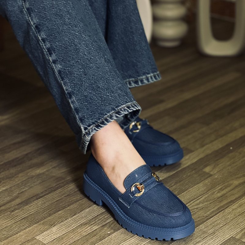 Mocassin tendance avec semelle crantée et ornement métallique élégant
