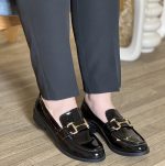 Mocassins pour femmes avec boucle décorative et finition vernie