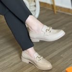 Mocassins synthétiques avec boucle décorative