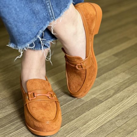 Mocassin en daim avec détail et boucle décorative