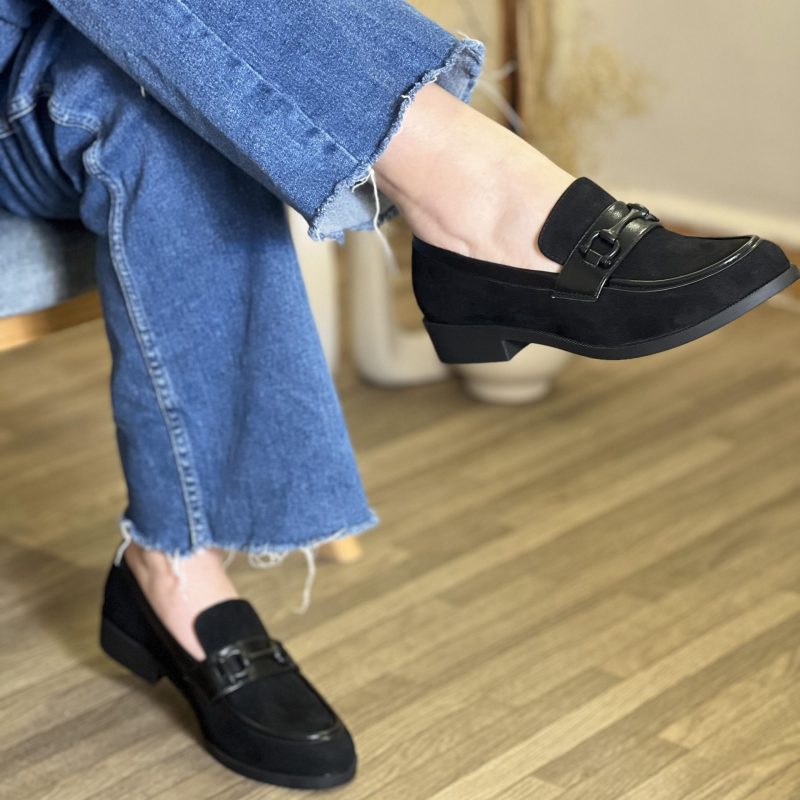 Mocassin en daim avec détail et boucle décorative – Image 2