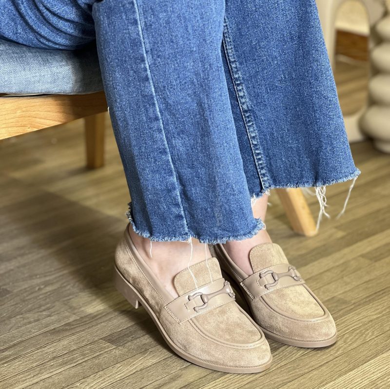 Mocassin en daim avec détail et boucle décorative – Image 3