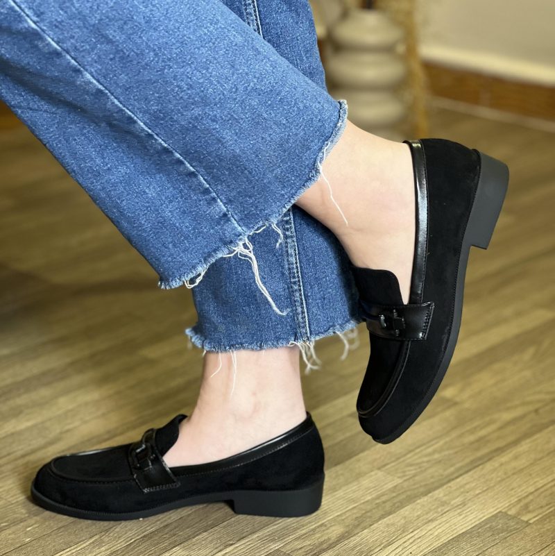 Mocassin en daim avec détail et boucle décorative – Image 4