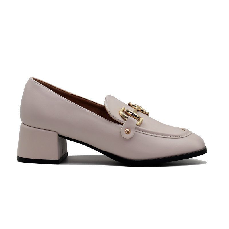Mocassins élégants avec ornement métallique et talon bas confortable – Image 4