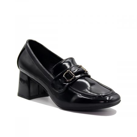 Mocassins vernis avec boucle décorative et talon carré moderne