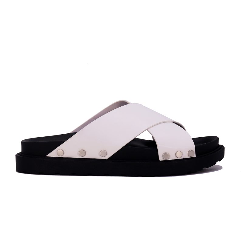 Mules plates à larges brides croisées et rivets métalliques – Image 3