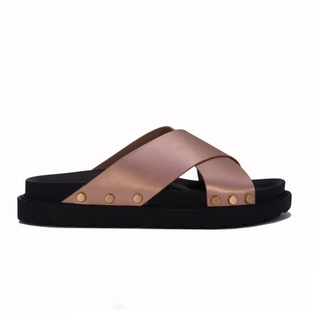 Mules plates à larges brides croisées et rivets métalliques