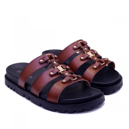 Mules à brides croisées avec semelle épaisse et détails métalliques