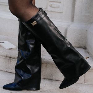 Bottes à talon évasé et bout pointu